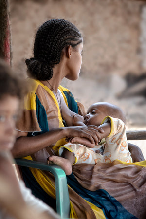 Jeune femme Ethiopienne donnant le sein à son fils, en couleur
