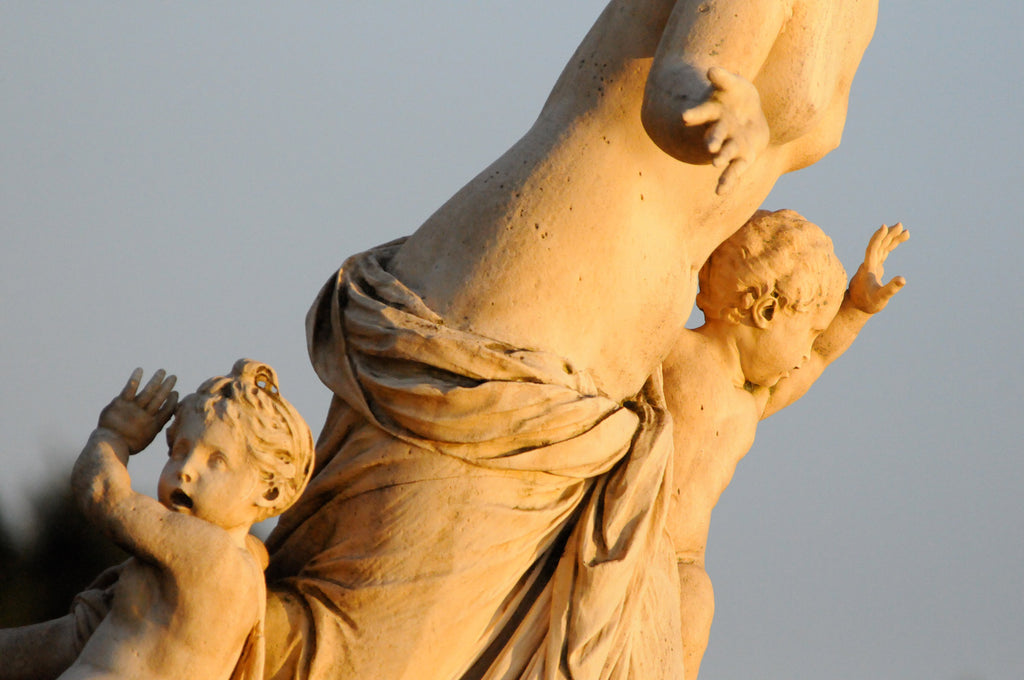 Les mains de Diane, déesse de la lune, d'Apollon, dieu du soleil, et de Latone, leur mère