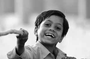 Jeune indien qui partage sourire et bâton de jeu