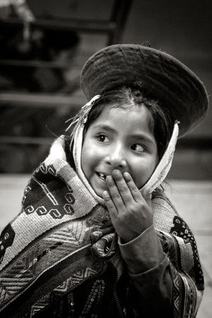 L’espièglerie et la pudeur d’une Jeune Quechua du Pérou en costume traditionnel