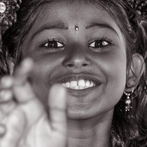 "Je t'attrape !" Jeune écolière du Kerala, vitalité dans les yeux et les mains
