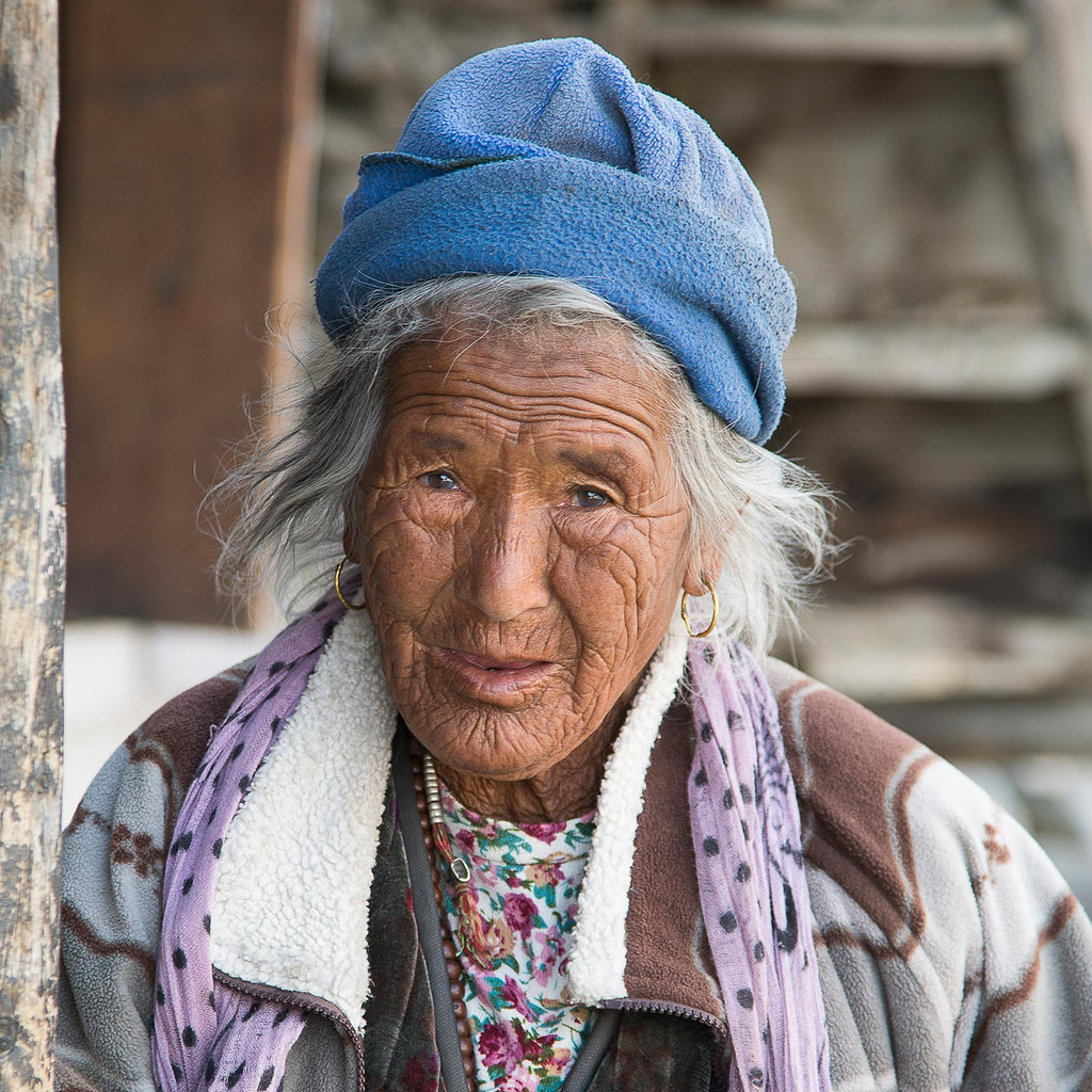 Bonnet bleu en chemin dans le village de Manang - Massif des Annapurnas