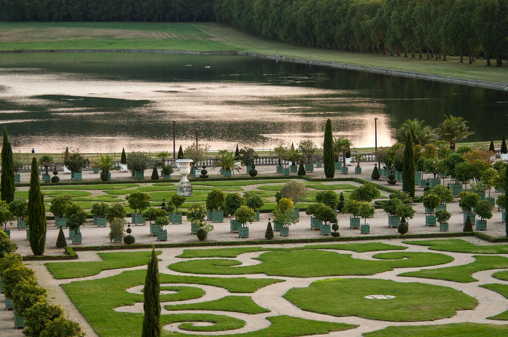 Vue sur les jardins de l'Orangerie et la Pièce d'Eau des Suisses au dernières lueurs du soleil d'été