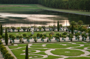 Vue sur les jardins de l'Orangerie et la Pièce d'Eau des Suisses au dernières lueurs du soleil d'été