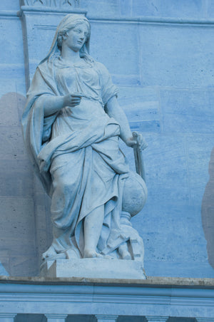 Statue sur la bordure de la Galerie des Glaces, en hiver