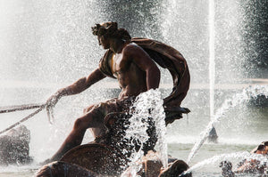 Apollon sur son char, tenant les rênes sous les Grandes Eaux d'été
