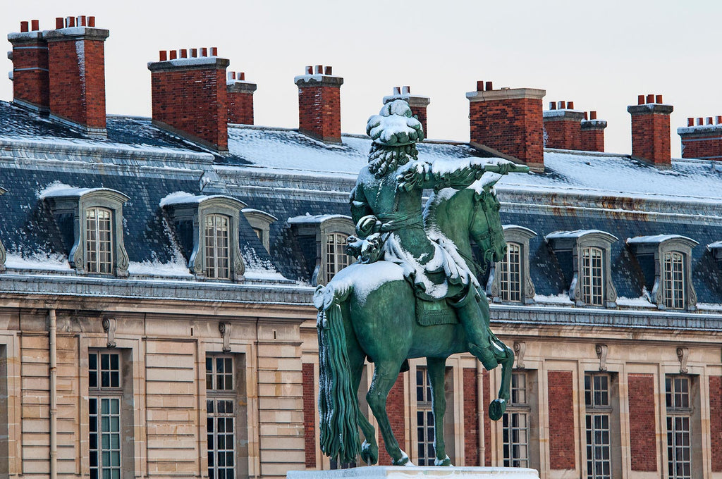 Statue de Louis XIV, neige, couleurs et lumières du soir...