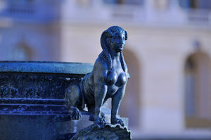 Sphinx aux traits féminins - Ornement sur un vase du Parc du Château de Versailles