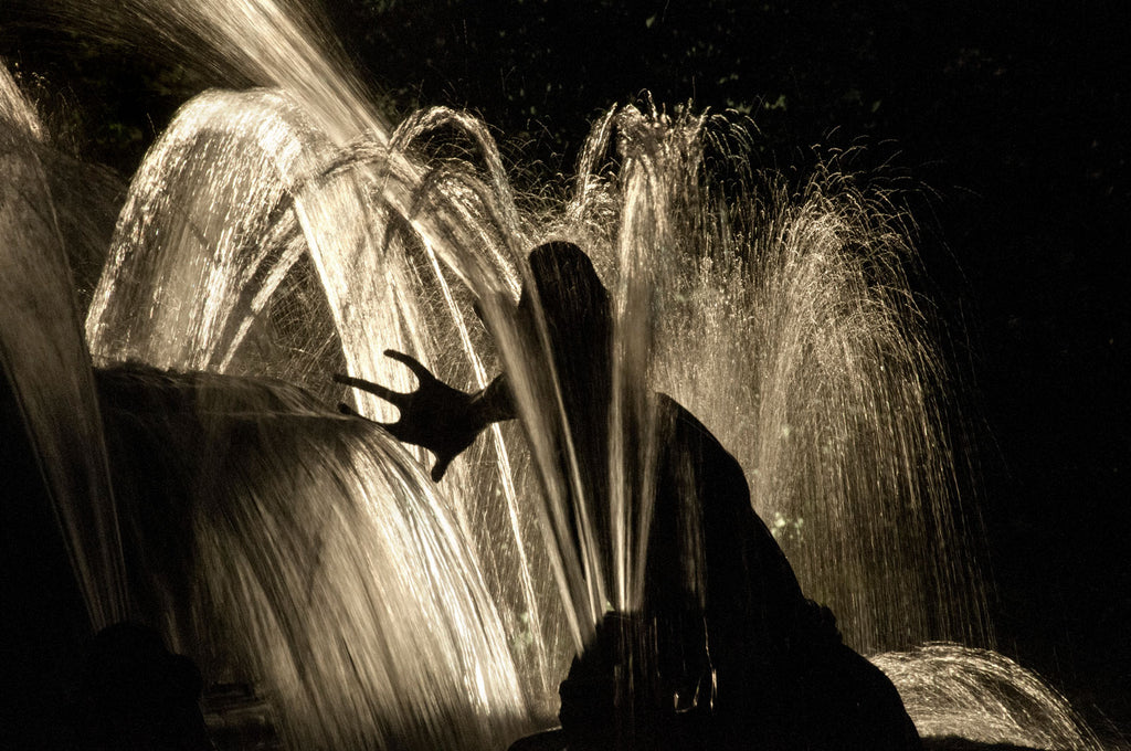 Main à quatre doigts - Sculpture du Bassin de Latone, pendant les Fêtes de Nuit - Parc du Château de Versailles