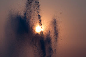 Lave en fusion ? Grandes eaux ? Nuée d'oiseaux au soleil couchant ?