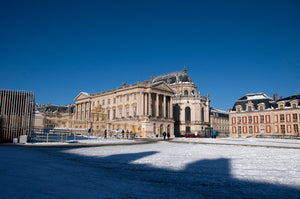 Cour d'honneur du Château de Versailles, sous le soleil et la neige d'hiver
