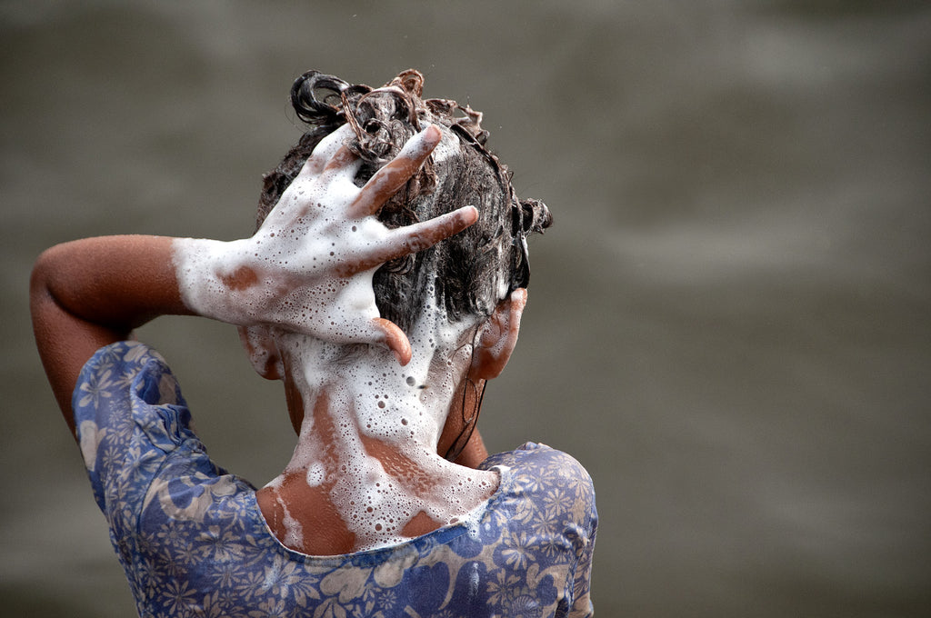 Jeune fille au shampooing - Geste du quotidien au bord d'un lac, en Inde