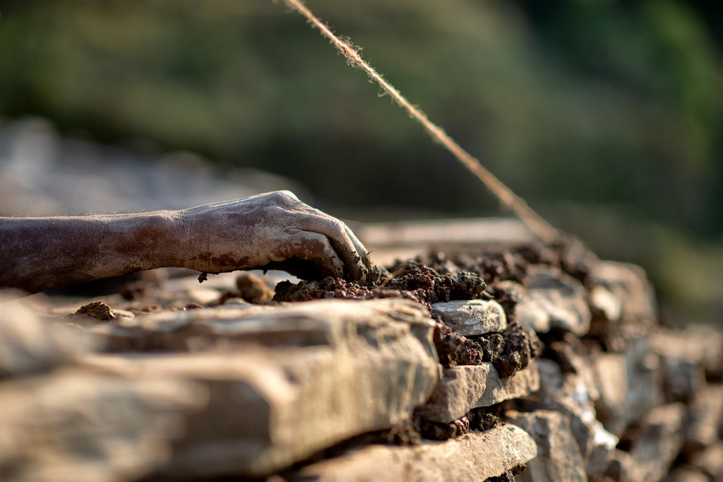 La main du maçon érigeant sa maison au Népal - Elle aussi tient à un fil ! ;)
