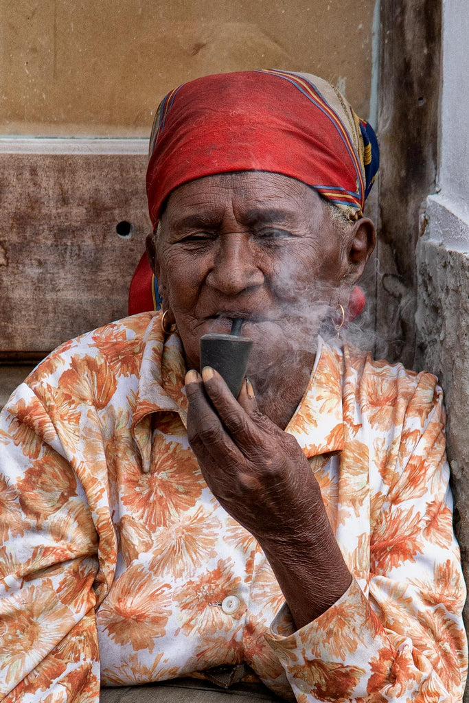 Cap Vert - Vieille femme fumant la pipe