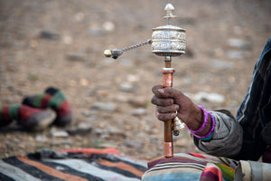 Moulin à prière en mouvement... Cérémonie religieuse Tibétaine