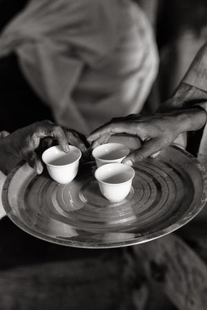 Moines chrétiens d'Ethiopie - gestuelle des mains vers le plateau et les tasses à café