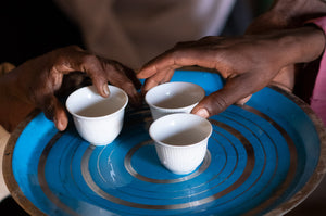 Cérémonie du café dans le nord de l'Ethiopie - Moines prenant leur tasse sur le plateau coloré