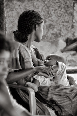 Jeune femme Ethiopienne donnant le sein à son fils