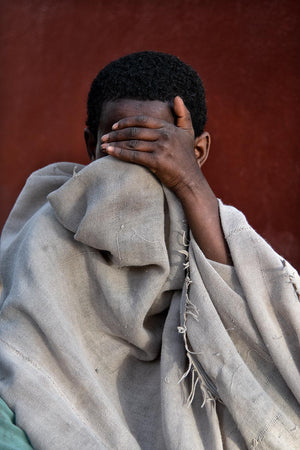 Une main pour jouer à se cacher - Jeune homme d'Ethiopie