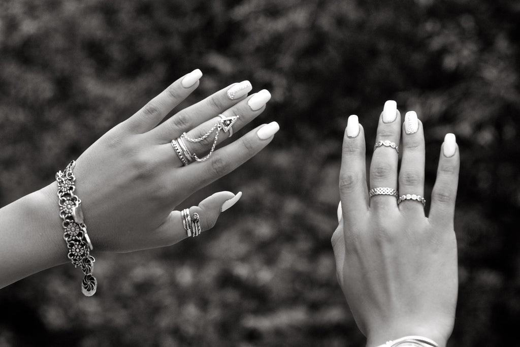 Bijoux aux mains et aux doigts d'une jeune femme Russe de Saint-Petersbourg