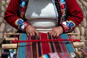 Tissage multicolore des costumes traditionnels encore vivant du Pérou - Valle Sagrado