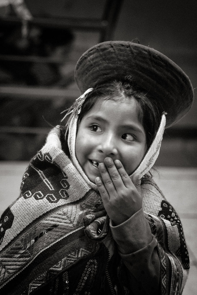 Jeune fille péruvienne de la Vallée Sagrado, en costume traditionnel